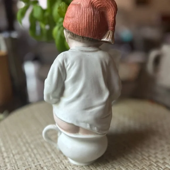 Bisque ( possibly a Gerber Heubach repro) boy on potty - Picture 4 of 5